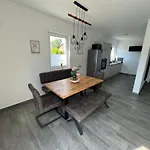 Doppelhaushaelfte Mit Terrasse