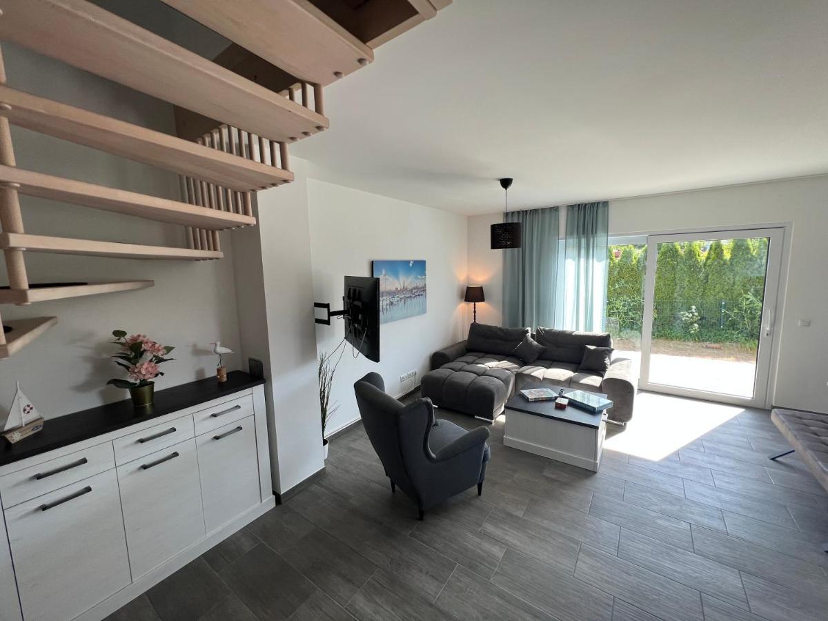 Doppelhaushaelfte Mit Terrasse Holiday home Rostock